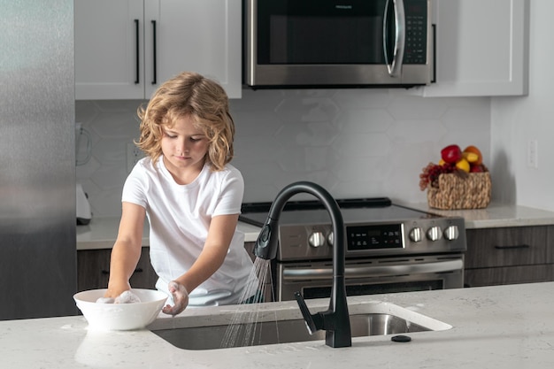 Naczynia do czyszczenia dzieci z gąbkami do czyszczenia pomagają w sprzątaniu w obowiązkach porządkowych dzieci myją naczynia