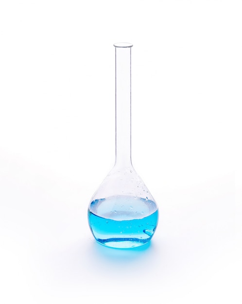 Naczynia laboratoryjne z płynem o niebieskich kolorach.