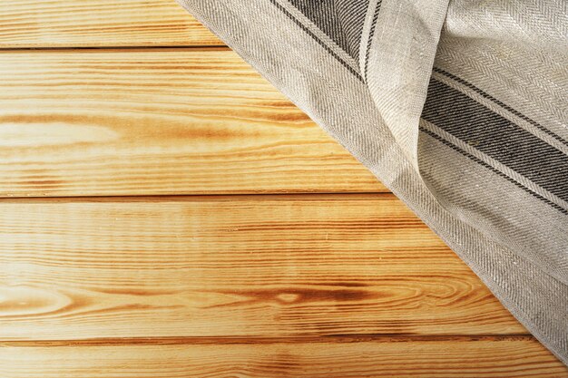 Zdjęcie nad drewnianym stołem ręcznik kuchenny lub serwetka. ścieśniać.