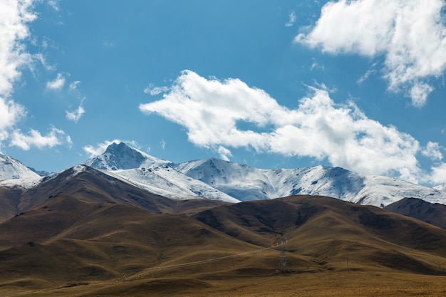 Nad Górami Unoszą Się Białe Chmury. Krajobraz Górski W Kirgistanie
