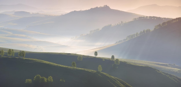 Nad górską doliną zielone wzgórza i mgły poranek