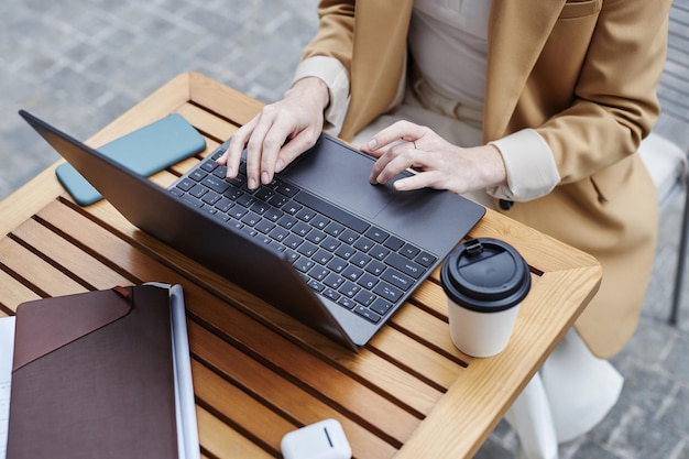 Nad kątem młodej bizneswoman pisanie na klawiaturze laptopa