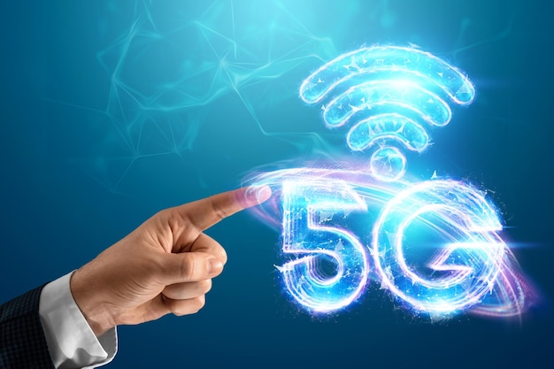 Nad ręką biznesmena hologram 5g, kreatywne tło. Koncepcja sieci 5G, szybki mobilny internet, sieci nowej generacji. Różne środki przekazu.