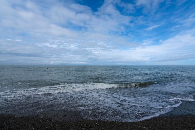 Nadchodząca fala na Morzu Czarnym w letni dzień Sochi Krasnodar Terytorium Rosja.