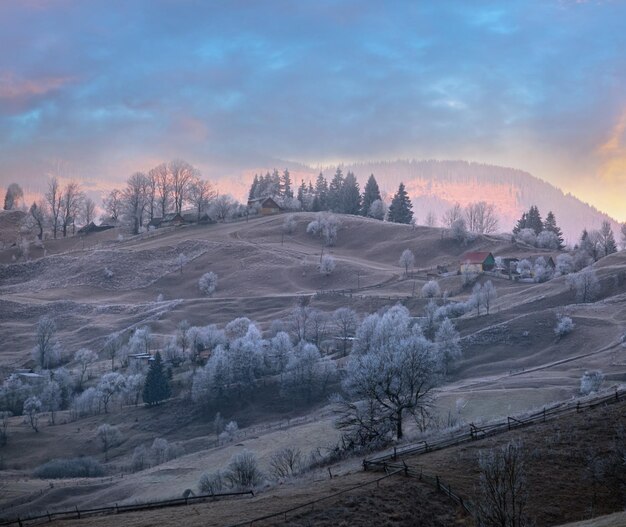 Nadchodząca zima Ostatnie dni dobrej pogody w jesiennych górach wsi rano spokojna malownicza scena Brudna droga ze wzgórz do wsi