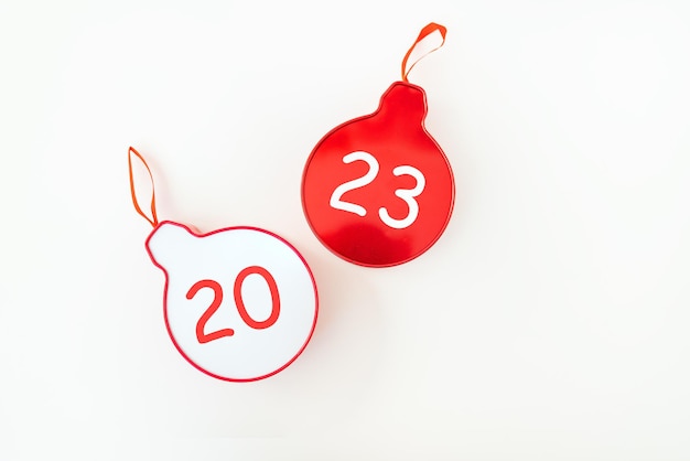 Nadejście 2023 Boże Narodzenie zabawki w kolorze czerwonym i białym na białym tle Koncepcja nowego roku i świąt Bożego Narodzenia