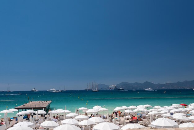 Nadmorska promenada z pięknymi chmurami w Cannes we Francji