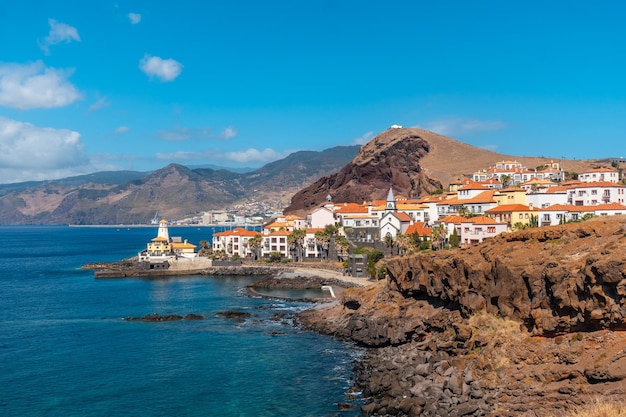 Nadmorska wioska Canical na Maderze Port rybacki Machico w pobliżu Ponta de Sao Lourenco