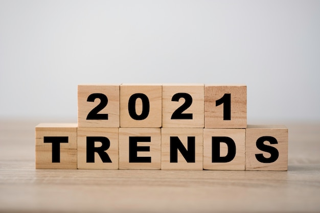 Nadruk na 2021 trendach na drewnianych kostkach blokowych. Nowy pomysł moda biznesowa popularne i odpowiednie tematy.