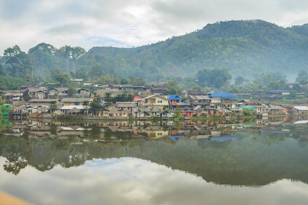 Nadrzeczny widok przy Rak Tajlandzką wioską, Mae Hong syn, Tajlandia