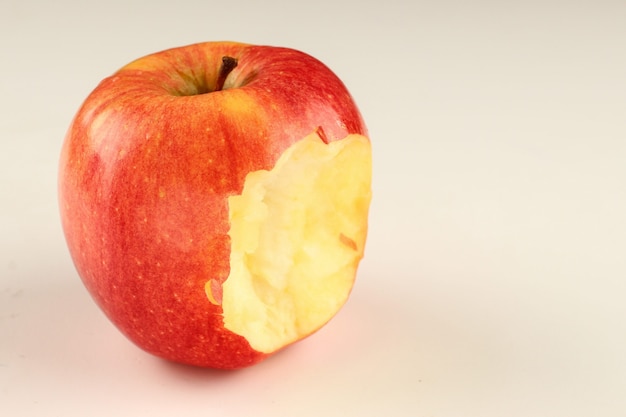 Nadziewane czerwone jabłko na białej powierzchni
