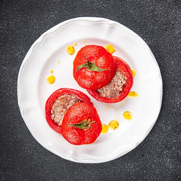 nadziewane pomidory nadzienie mięsne pomidory pieczone warzywa jedzenie zdrowy posiłek jedzenie przekąska na stole