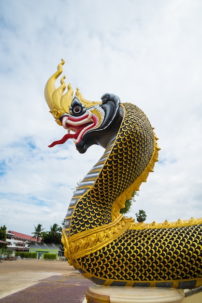 Naga statua w świątyni