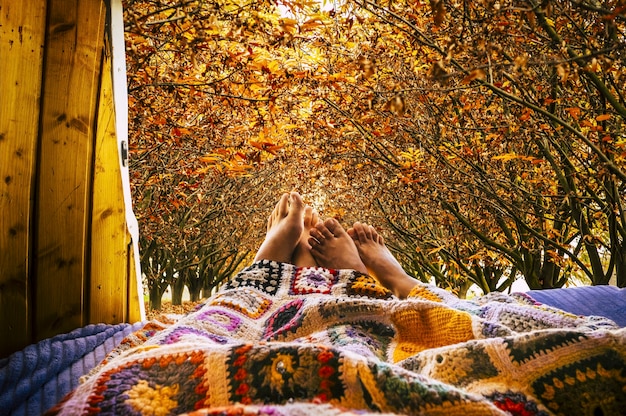 Nagie Stopy Ludzie Relaksujący Się Z Jesiennym Widokiem Na Zewnątrz Małej Przytulnej Furgonetki