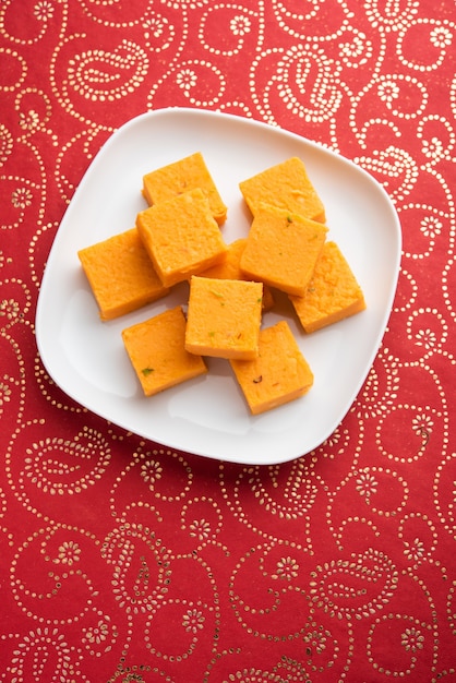 Zdjęcie nagpur orange burfee lub barfi lub burfi to kremowa krówka ze świeżych pomarańczy i mawa