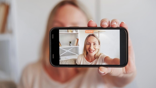 Zdjęcie nagranie wpływowej kobiety na blogu wideo na żywo