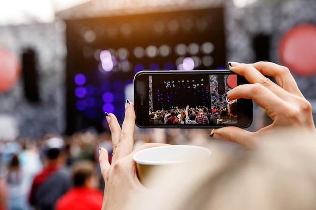 Nagrywanie koncertu muzyki w plenerze na telefonie komórkowym