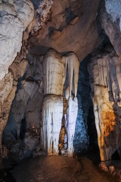 Zdjęcie najbardziej niesamowita jaskinia tham lod, maehongson, w tajlandii