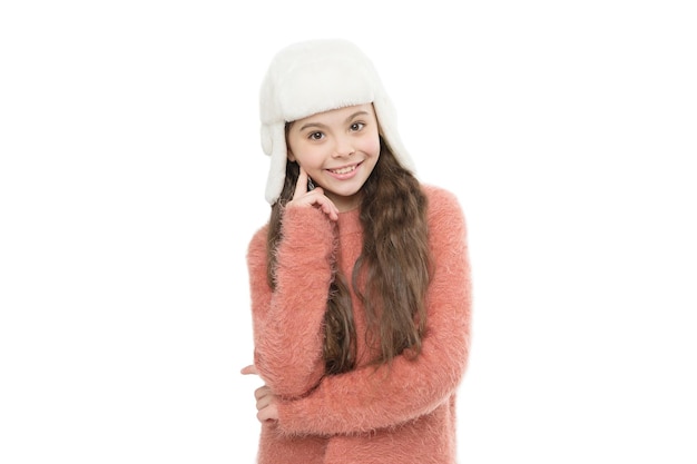 Najfajniejszy sposób na utrzymanie ciepła. mała dziewczynka w kapeluszu z nausznikami. cud ferii zimowych. dziecko futro kapelusz na białym tle. mroźna zimowa pogoda. ciepłe ubrania i dodatki dla dzieci. szczęśliwa aktywność z dzieciństwa.
