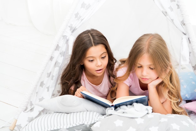 Najlepsi Przyjaciele Dziewczyn Czytają Bajki Przed Snem Najlepsze Książki Dla Dzieci Dzieci Czytają Książkę W łóżku Czytanie Przed Snem Może Pomóc Lepiej Spać W Nocy Historie, Które Każdy Dzieciak Powinien Przeczytać Rodzinna Tradycja