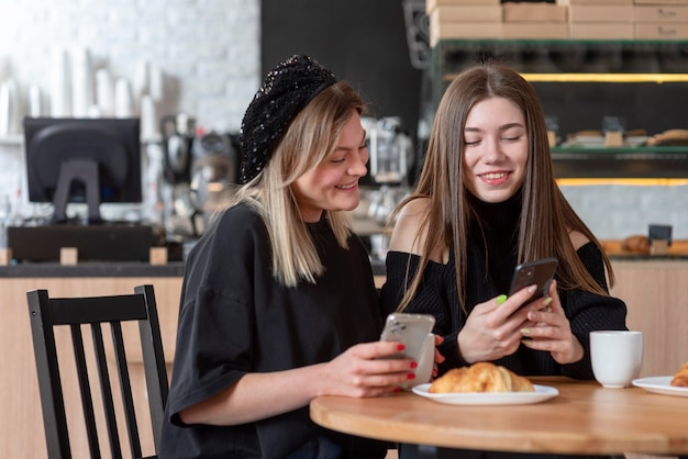 Zdjęcie najlepsi przyjaciele spędzają trochę czasu przy dobrej kawie