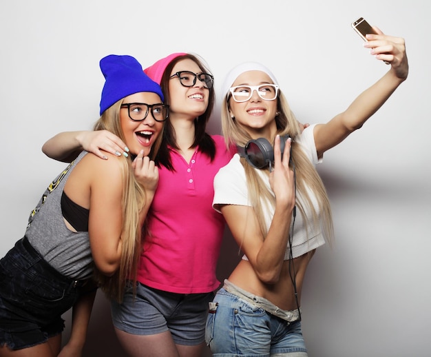 Najlepsze przyjaciółki hipsterek robią sobie selfie.