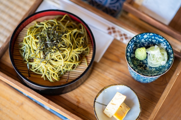 Najlepsze zimne potrawy Soba w Japonii Z zimnym makaronem Soba, słodkim jajkiem, bulionem i wasabi