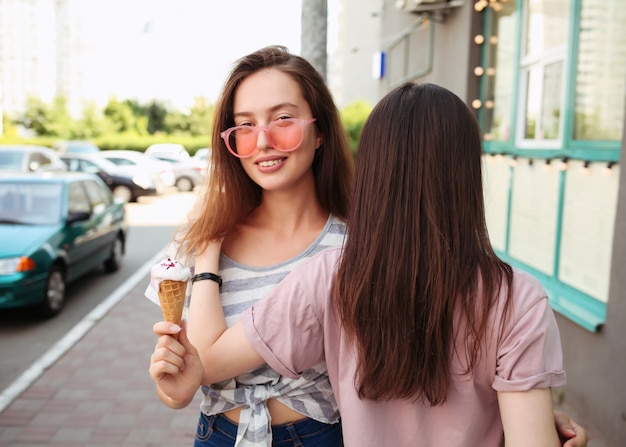 Najlepszy przyjaciel Gen z Girls jedzący lody