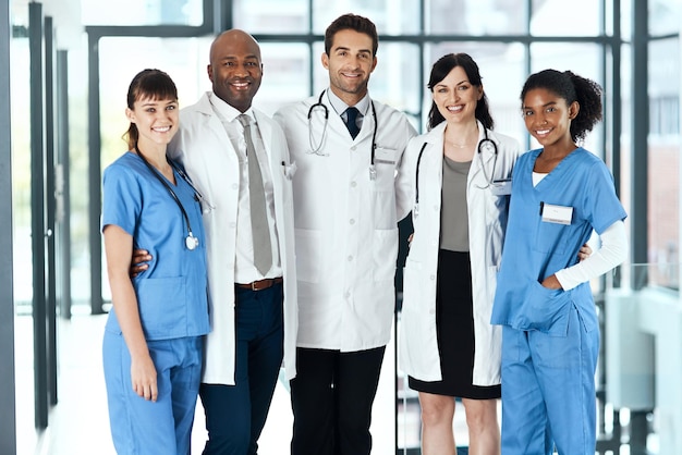 Najlepszy zespół medyczny, na jaki może liczyć pacjent Portret zróżnicowanego zespołu lekarzy stojących razem w szpitalu