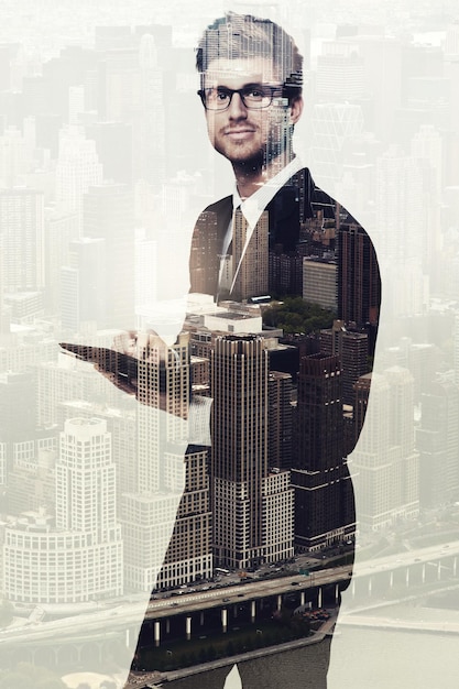 Najnowocześniejszy biznes wymaga najnowocześniejszej technologii Portret młodego biznesmena korzystającego z cyfrowego tabletu nałożonego na panoramę miasta
