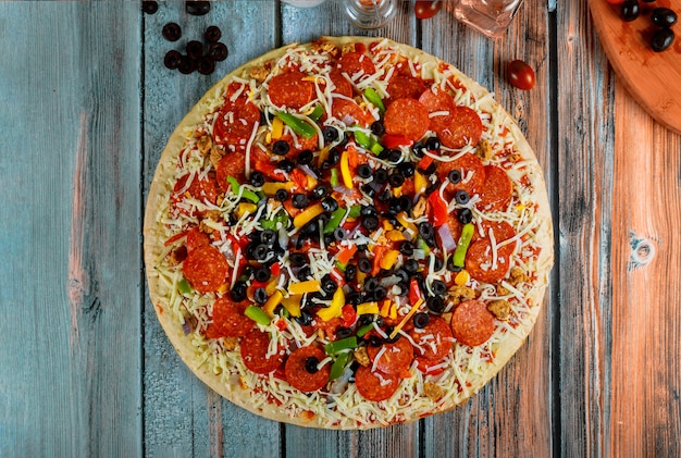 Najwyższa pizza z oliwkami, oliwą, pomidorkami cherry.