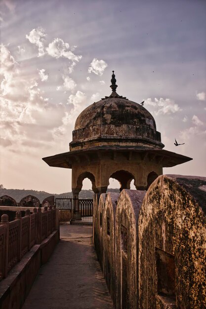 Zdjęcie najwyższy indyjski styl architektury grobowca widok publicznego muzeum sztuki przed chmurnym niebem w jaipur w rajasthanie