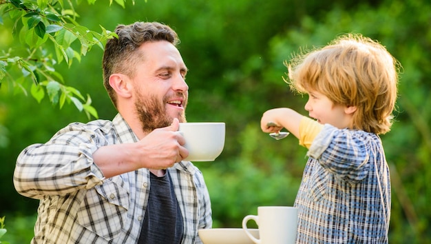 Nakarm Swoje Dziecko Koncepcja Naturalnego żywienia Karmienie Syna Naturalną żywnością Etap Rozwoju Zdrowa żywność Tata I Chłopiec Jedzą I Karmią Się Nawzajem Na świeżym Powietrzu Sposoby Kształtowania Zdrowych Nawyków żywieniowych