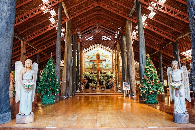 Nakhon Pathom Tajlandia 1 maja 2015 Jezus Chrystus na krzyżu w Woodlands museum w Nakhon Pathom Tajlandia