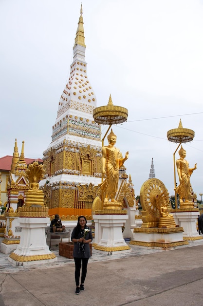 NAKHON PHANOM TAJLANDIA 2 PAŹDZIERNIKA Pagoda lub stupa świątyni Wat Phra That Phanom dla zagranicznych podróżników i Tajów podróżująca wizyta i szacunek modląca się 2 października 2019 r. w Nakhon Phanom Tajlandia