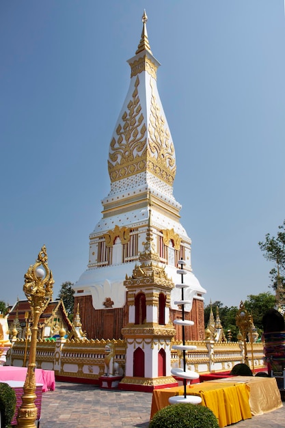 NAKHON PHANOM TAJLANDIA 2 PAŹDZIERNIKA Pagoda lub stupa świątyni Wat Phra That Phanom dla zagranicznych podróżników i Tajów podróżująca wizyta i szacunek modląca się 2 października 2019 r. w Nakhon Phanom Tajlandia