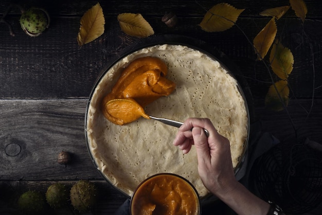 Nakładanie puree z dyni na ciasto na poziome ciasto z dyni