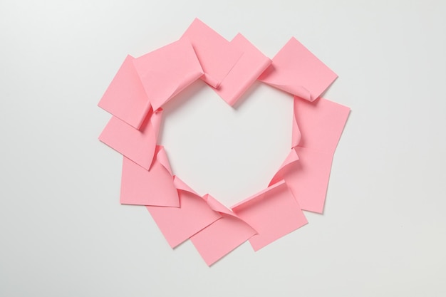 Naklejki papierowe ułożone w kształcie serca, widok z góry