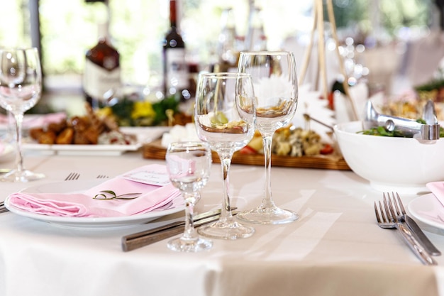 Nakrycie stołu na imprezę okolicznościową lub wesele w restauracji udekorowane