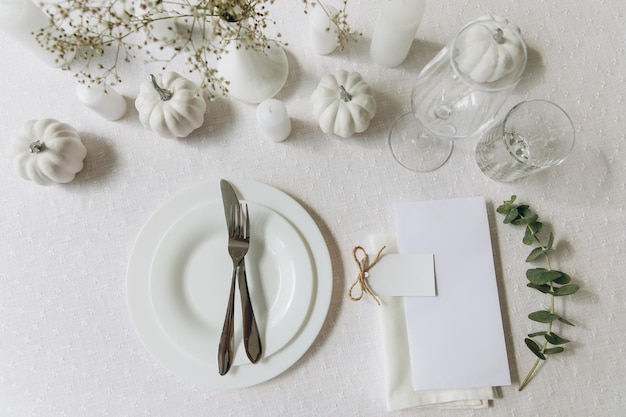 Nakrycie stołu na Święto Dziękczynienia zastawa stołowa i dekoracje Pusta biała pocztówka na makieta stołu widok z góry