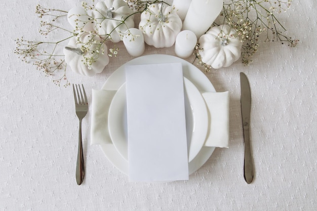 Nakrycie stołu na Święto Dziękczynienia zastawa stołowa i dekoracje Pusta biała pocztówka na makieta stołu widok z góry