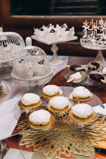 Zdjęcie nakrycie stołu weselnego ciasta na wesele