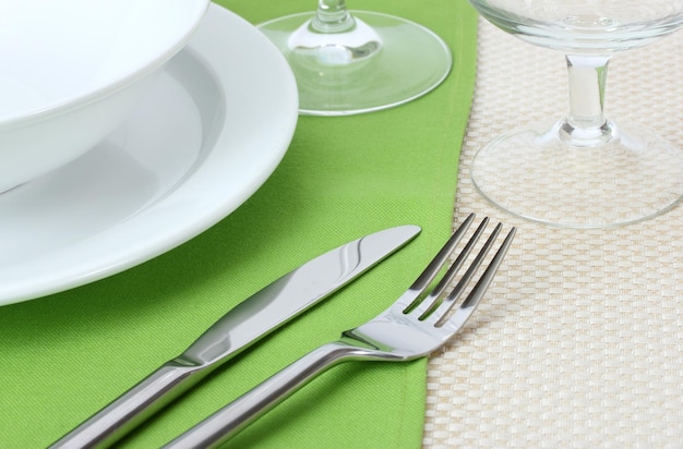 Nakrycie stołu z talerzami widelcowymi i serwetką