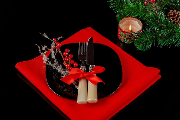 Nakrycie stołu z talerzem z nożem widelcem i serwetką Dekoracja świąteczna kolacja