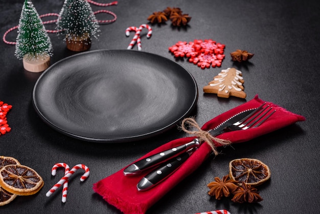 Nakrycie świątecznego stołu z pustą czarną płytą ceramiczną jodły i czarnymi dodatkami