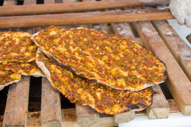 Naleśnik do pizzy po turecku Lahmacun z nadzieniem mięsnym