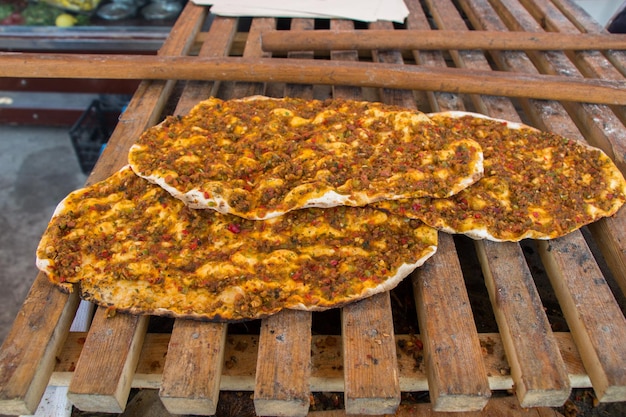 Naleśnik do pizzy po turecku Lahmacun z nadzieniem mięsnym