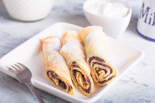 Naleśnik Makowy Wypełniający Pancake Week śniadanie Flatlay. Europejski Zapusty Zdrowe Jedzenie Cienki Plasterek Deser. Tradycyjny Smakosz Na Białym Talerzu