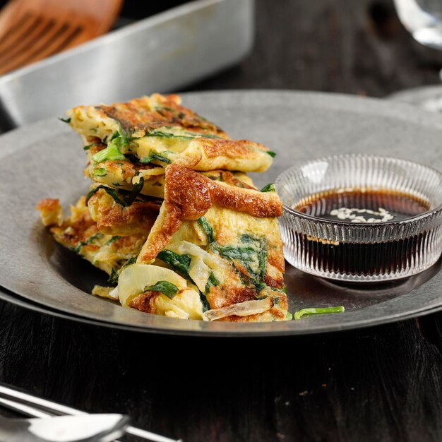 Naleśnik Szczypiorkowy, Popularny Jako Naleśnik Pajeon W Korei. Zrobione Z Jajka, Mąki, Cebuli I Szczypiorku Lub Zielonej Cebuli (scallion). Podawany Z Sosem Sojowym I Posypką Z Sezamu