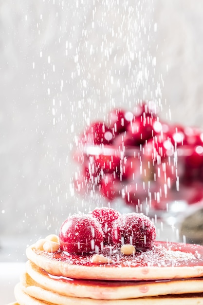 Naleśniki domowe ciasto w stosie ozdobione jagody mrożone cherry Posypać cukrem